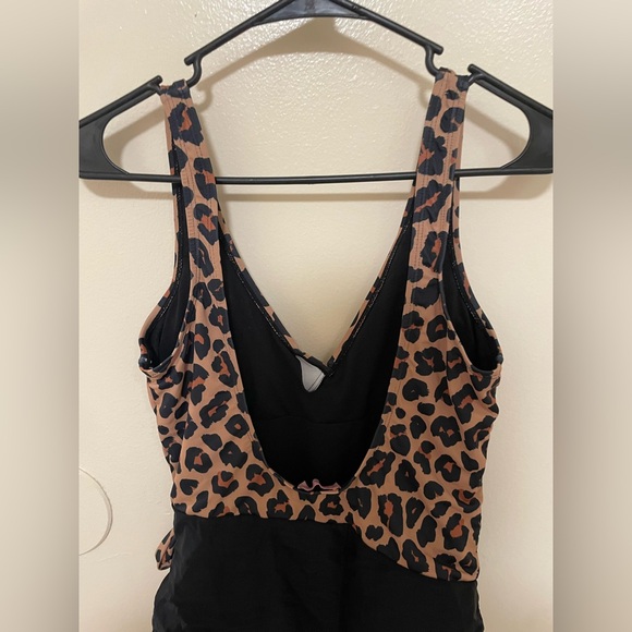 ✨Women’s Pink Lily One Piece Bathing Suit Size L - Picture 8 of 9